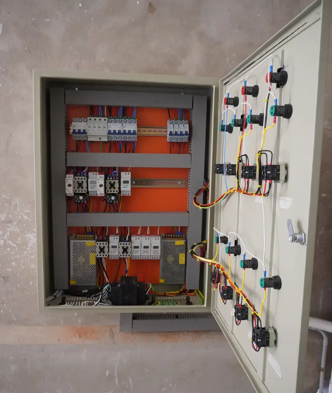 Tablero eléctrico de una piscina cableado y rotulado por el equipo de SKLA