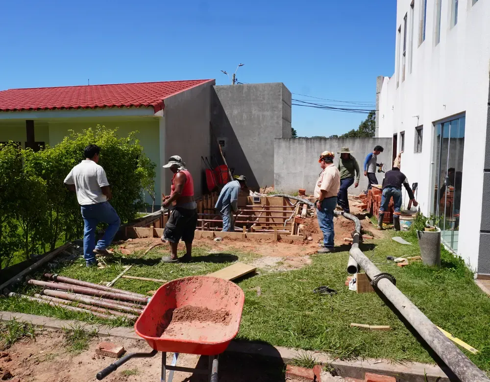 Equipo de SKLA trabajando en obra en Santa Cruz de la Sierra