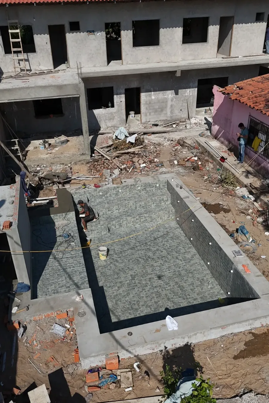 Colocado del revestimiento de la piscina