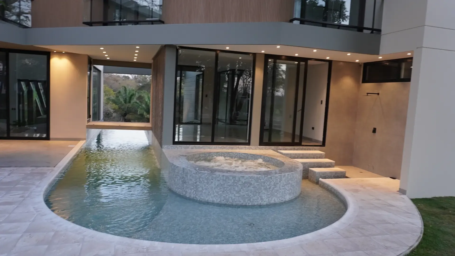 Piscina con jacuzzi integrada a la arquitectura de una vivienda en Santa Cruz de la Sierra