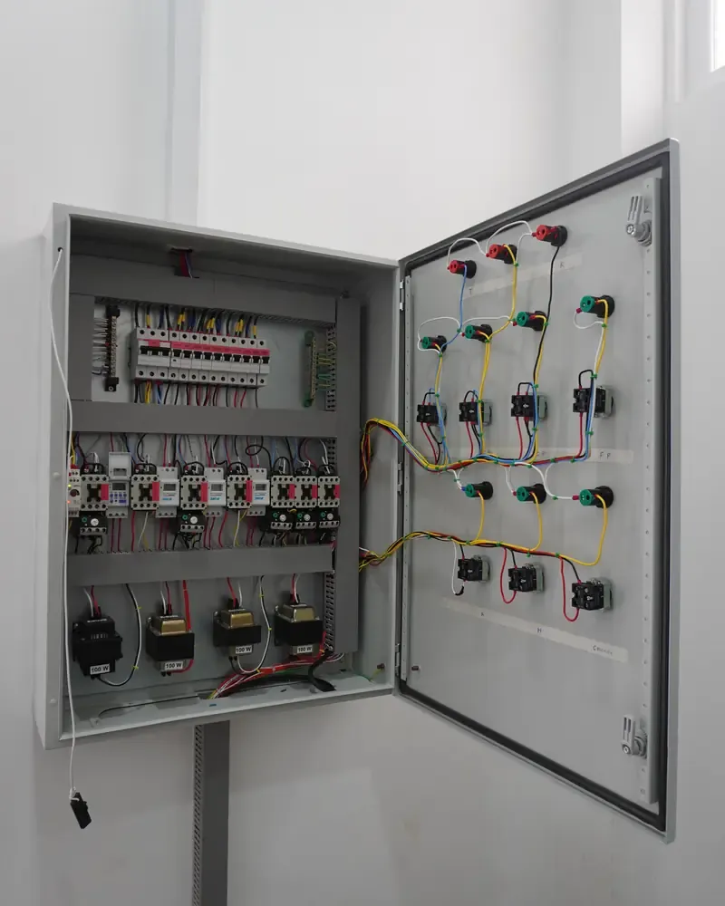 Tablero eléctrico de control de una piscina con sus protecciones y automatismos