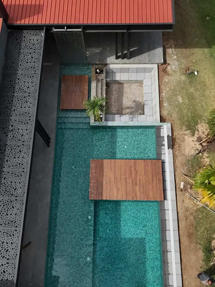 Piscina terminada por SKLA en una quinta privada de Porongo