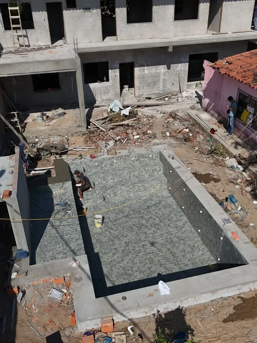 Colocado de revestimiento tipo pastilla en una piscina de Barreras, Warnes