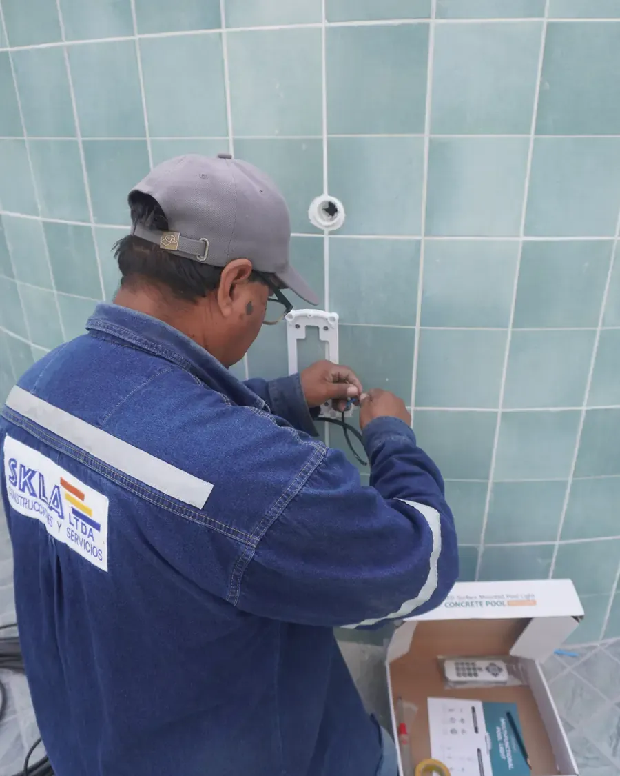 Técnico de SKLA trabajando sobre los equipos de una piscina